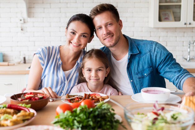 Famiglia di vista frontale che posa insieme