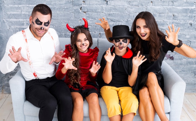 Famiglia di vista frontale che posa per Halloween