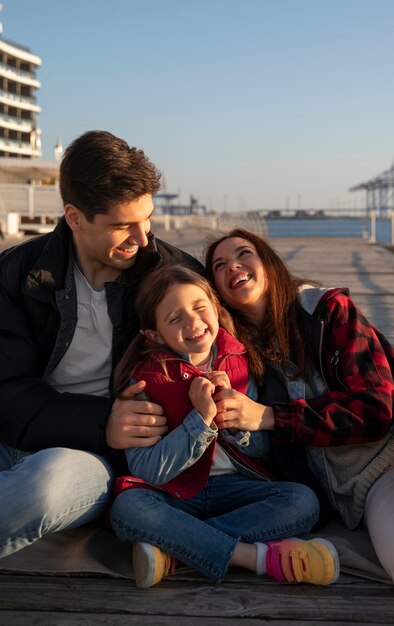 Famiglia di vista frontale che va in giro su un molo