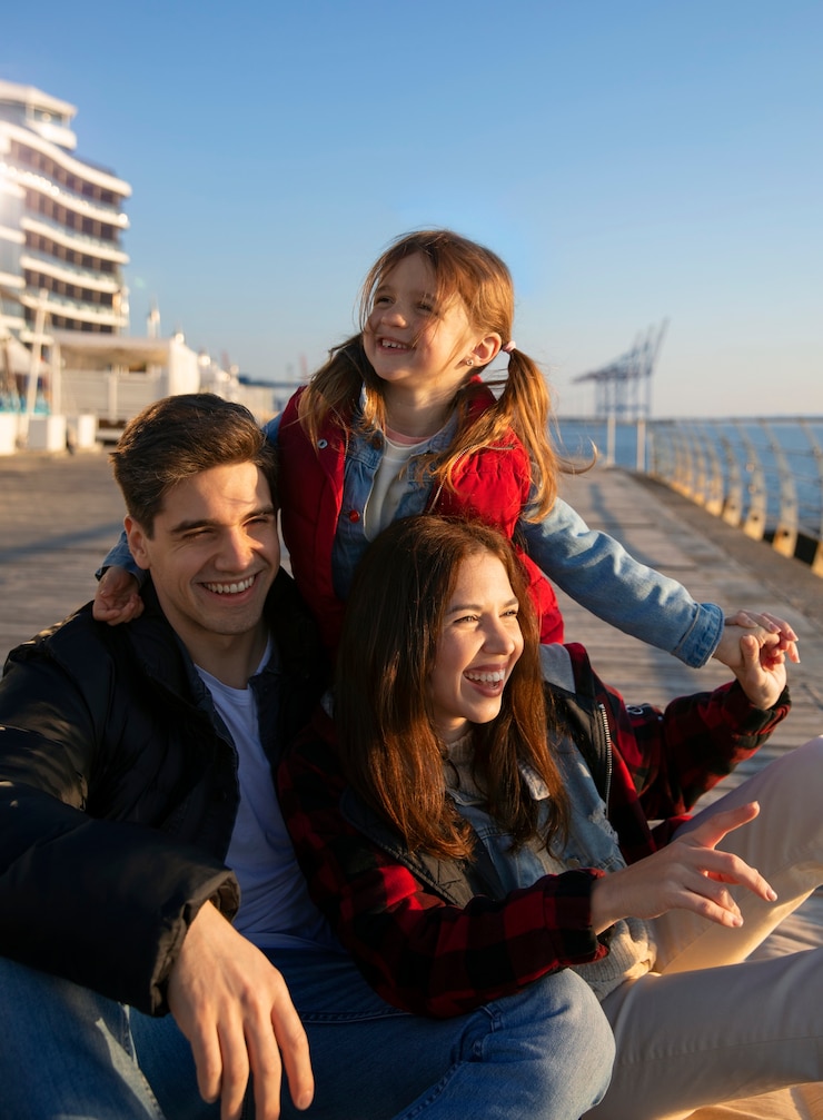 Foto gratuito famiglia di vista frontale che va in giro su un molo
