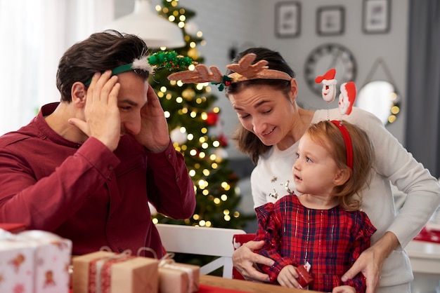 Famiglia divertendosi a Natale