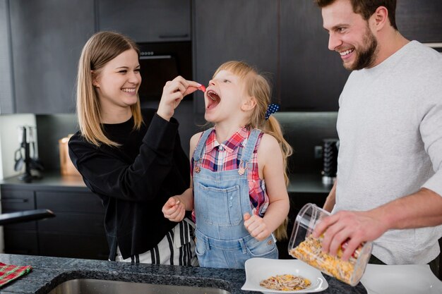 Famiglia divertendosi mentre cucinava la colazione