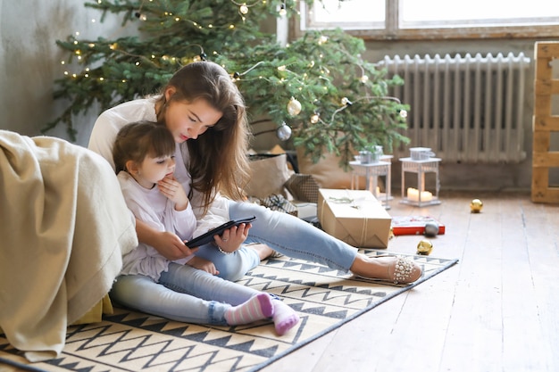 Famiglia divertendosi nel giorno di Natale