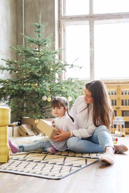 Famiglia divertendosi nel giorno di Natale