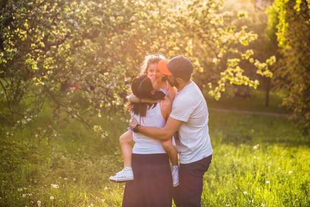 Famiglia divertendosi nel parco