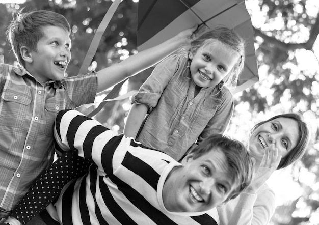 Famiglia divertendosi nel parco