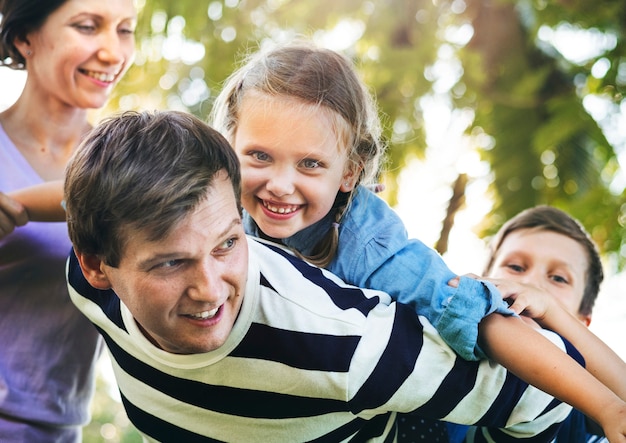 Famiglia divertendosi nel parco