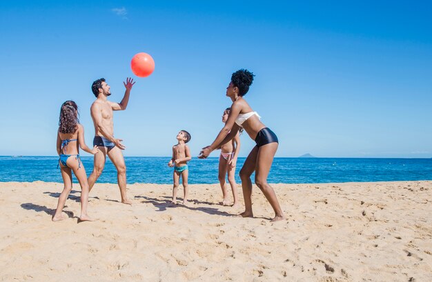 Famiglia divertente con una palla