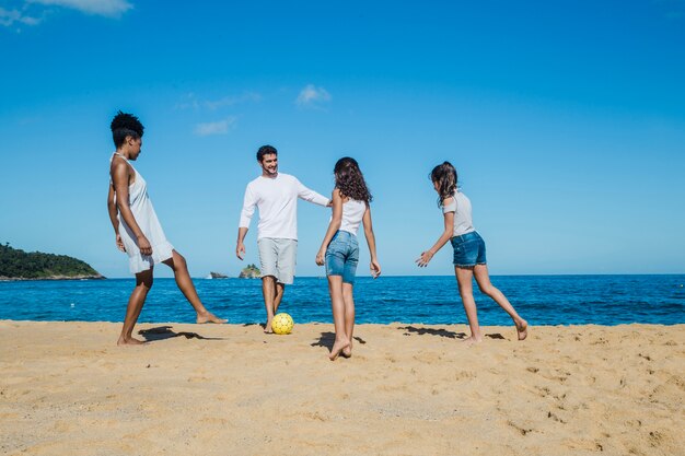 Famiglia divertirsi sulla spiaggia