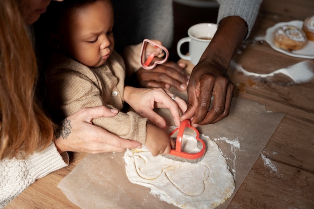 Famiglia e bambino che preparano i biscotti da vicino