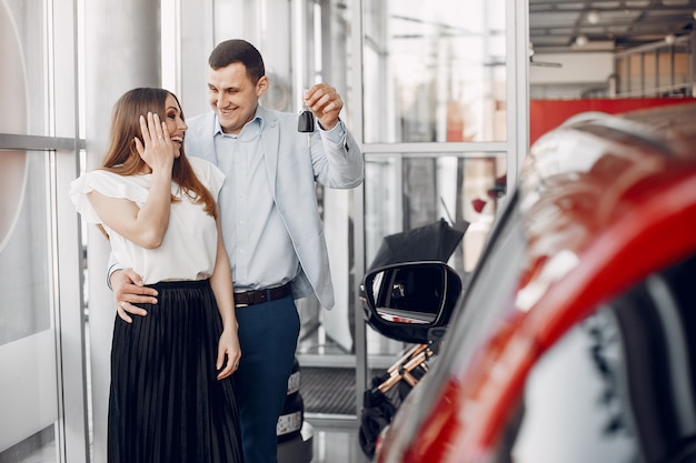 Famiglia elegante ed elegante in un salone di auto