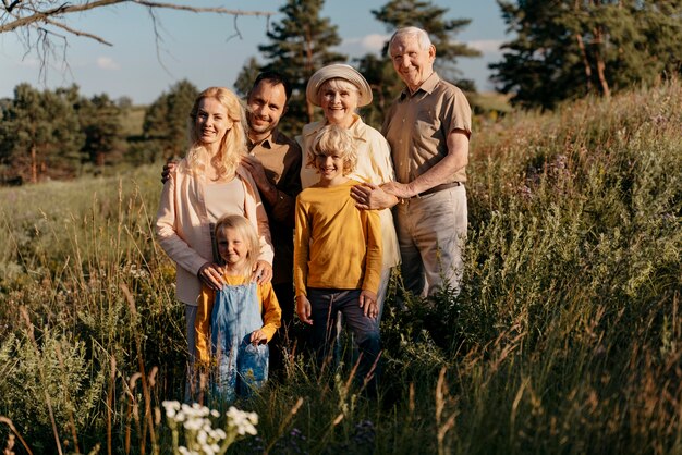 Famiglia felice a tutto campo all'aperto