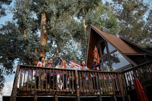 Famiglia felice a tutto campo che celebra in natura