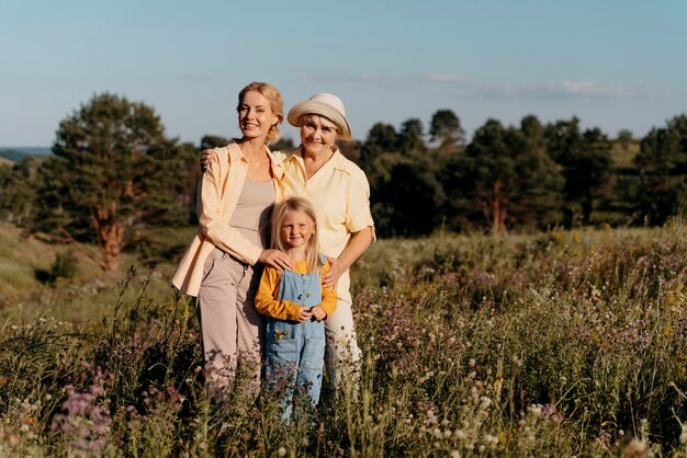 Famiglia felice a tutto campo in natura