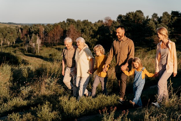 Famiglia felice a tutto campo in natura