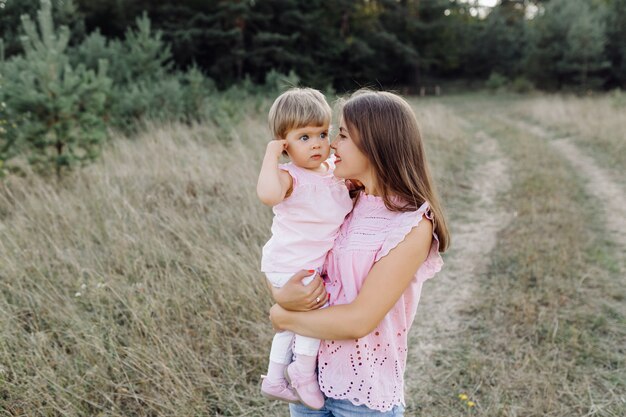 Famiglia felice all'aperto trascorrere del tempo insieme