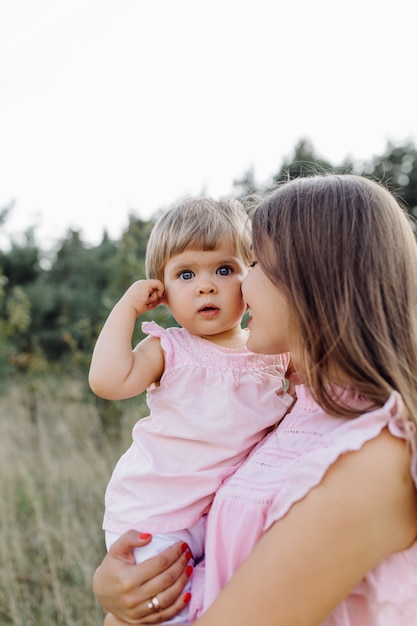 Famiglia felice all'aperto trascorrere del tempo insieme