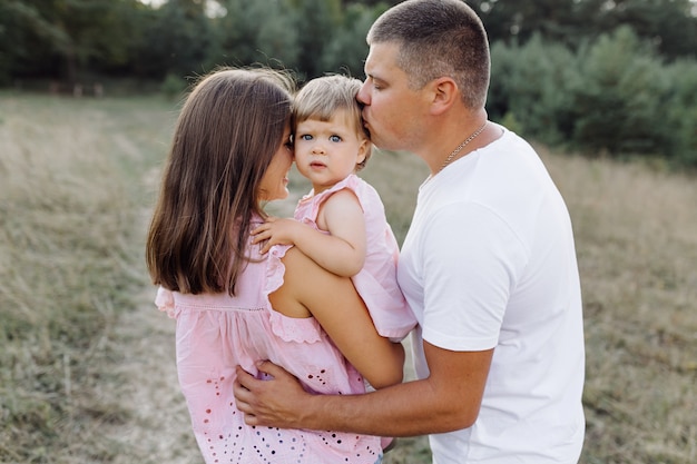 Famiglia felice all'aperto trascorrere del tempo insieme