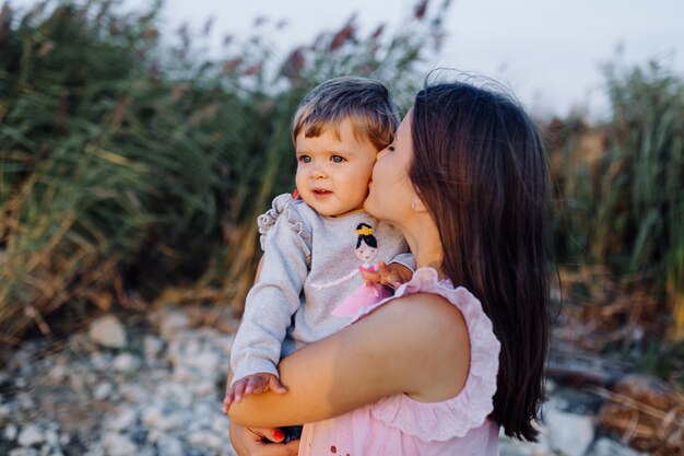 Famiglia felice all'aperto trascorrere del tempo insieme