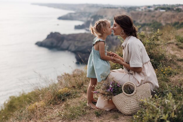 famiglia felice all'aperto