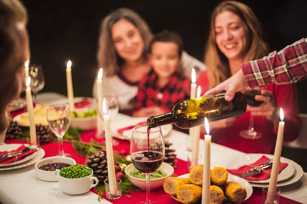 Famiglia felice alla cena di Natale