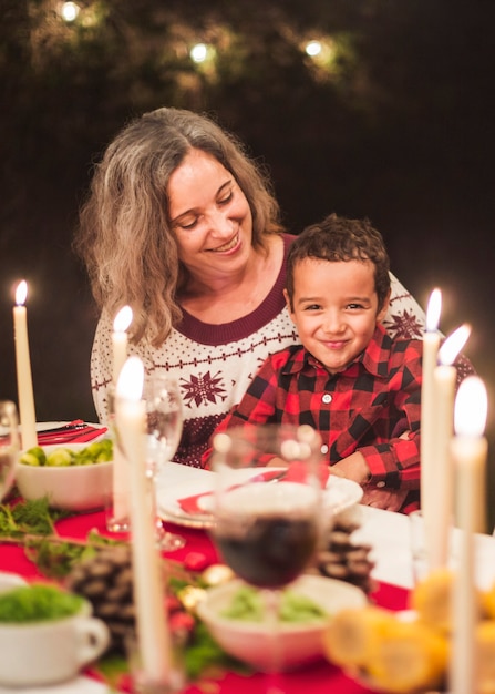 Famiglia felice alla cena di Natale