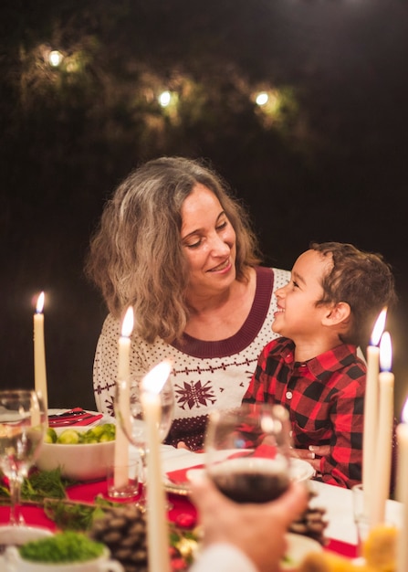 Famiglia felice alla cena di Natale