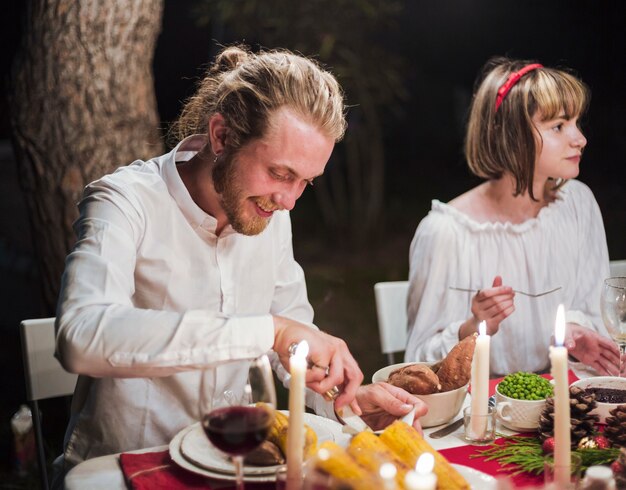 Famiglia felice alla cena di Natale