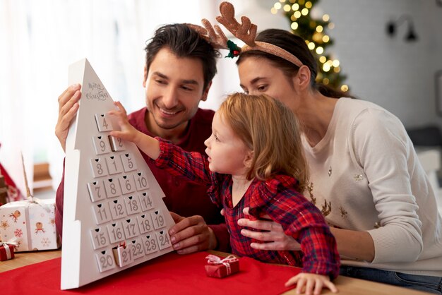 Famiglia felice che aspetta il Natale