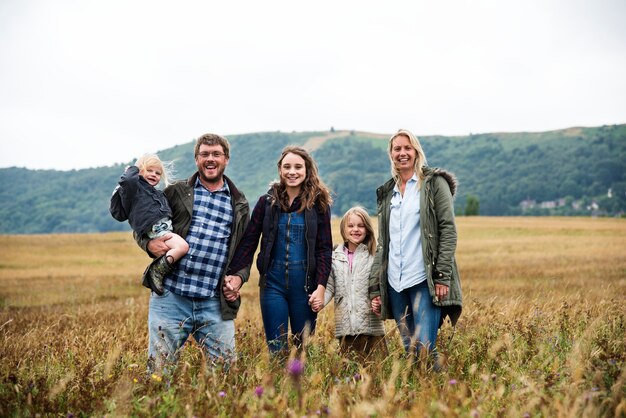 Famiglia felice che cammina in un campo