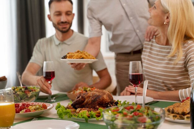 Famiglia felice che cena insieme