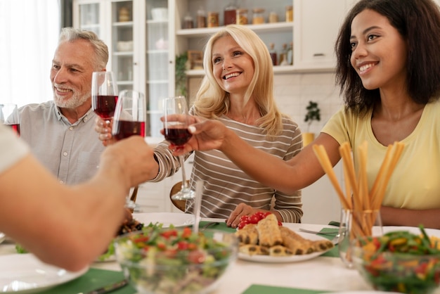 Famiglia felice che cena insieme