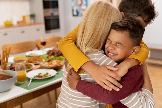 Famiglia felice che cena insieme