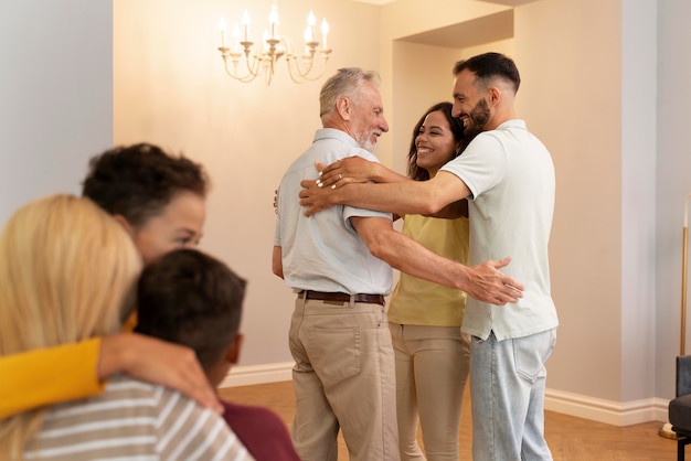 Famiglia felice che cena insieme