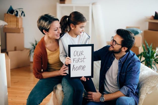 Famiglia felice che parla mentre si trasferisce nella loro prima casa