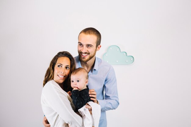 Famiglia felice che posa per la macchina fotografica