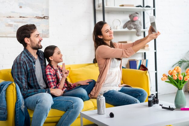 Famiglia felice che prende un selfie