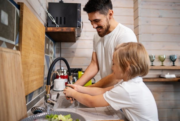 Famiglia felice che si diverte insieme