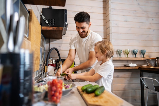 Famiglia felice che si diverte insieme