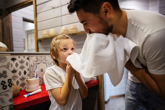 Famiglia felice che si diverte insieme