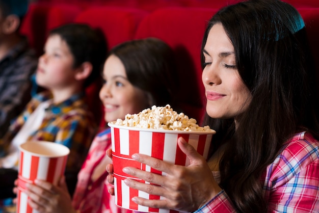 Famiglia felice che si siede nel cinema