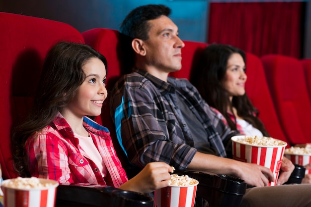 Famiglia felice che si siede nel cinema