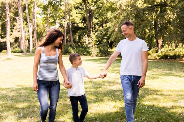 Famiglia felice che va a fare una passeggiata nel parco