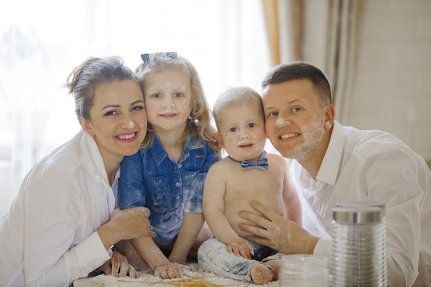 famiglia felice con bambini in cucina