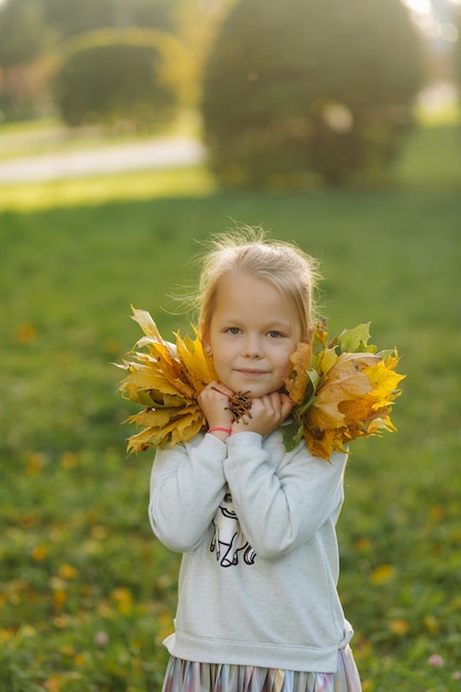 Famiglia felice con bambini nel parco