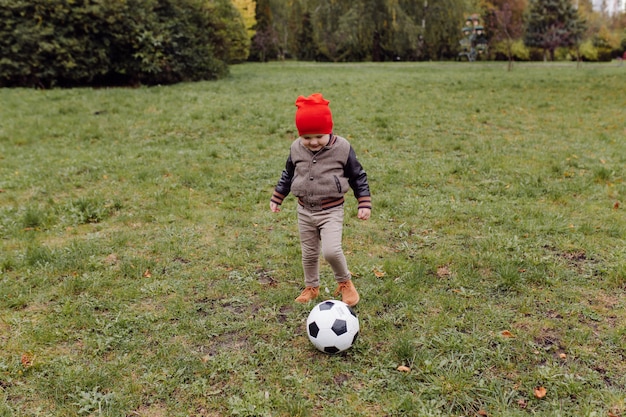 Famiglia felice con bambini nel parco