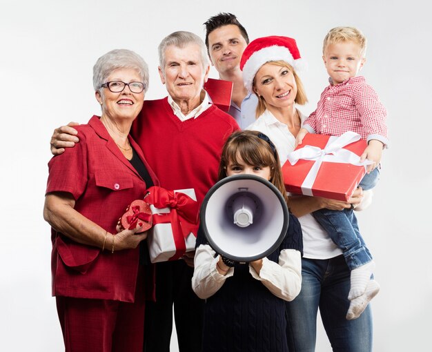 Famiglia felice con doni e megafono