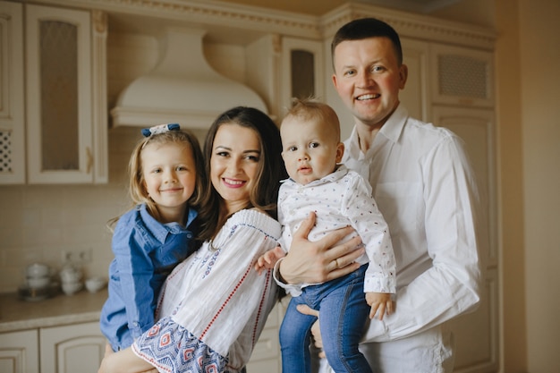 famiglia felice con due bambini in cucina