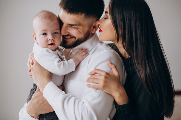 Famiglia felice con il loro primo figlio