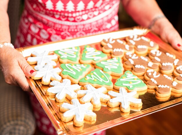 Famiglia felice con un vassoio di biscotti di Natale